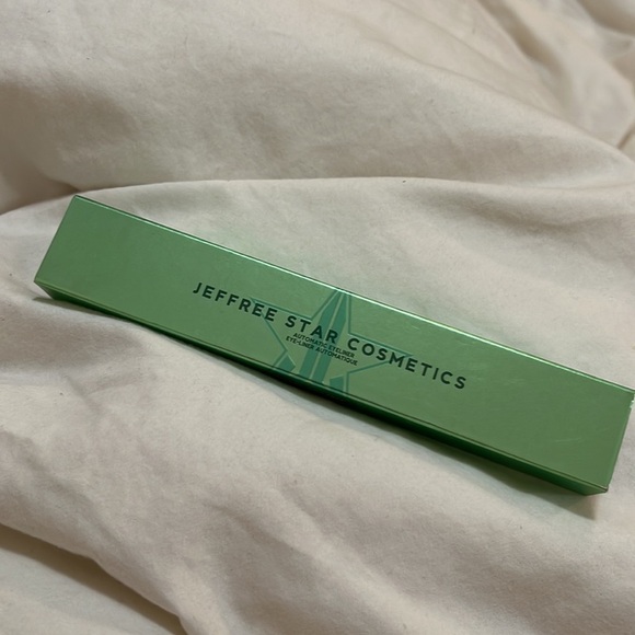 JEFFREE STAR COSMETICS Automatic Eyeliner in resting rich face - Picture 2 of 3